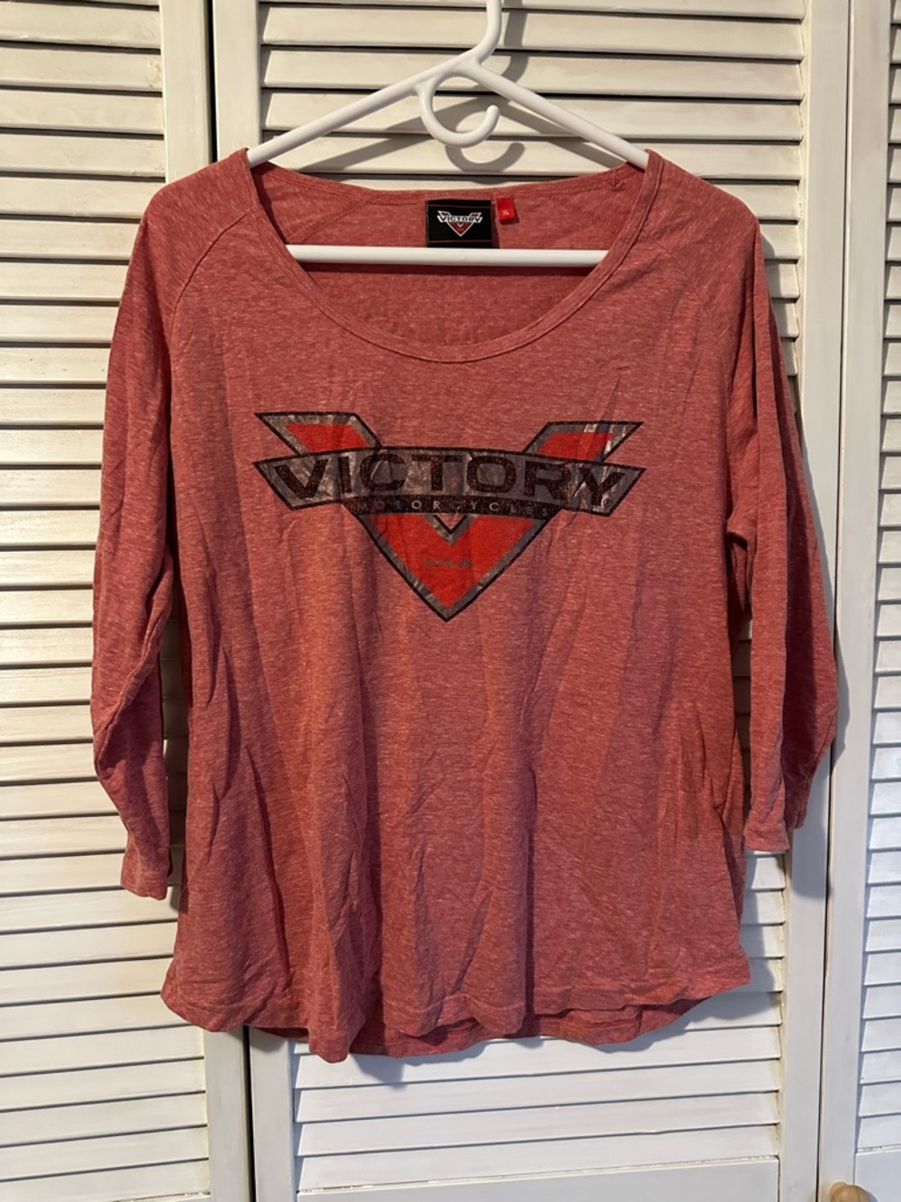 Victory Graphic Scoop Neck Long Sleeve Tee in Heathered Coral